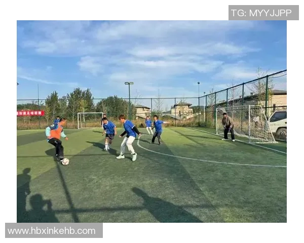 帅气足球运动员的魅力与风采展现足球场上的青春与激情